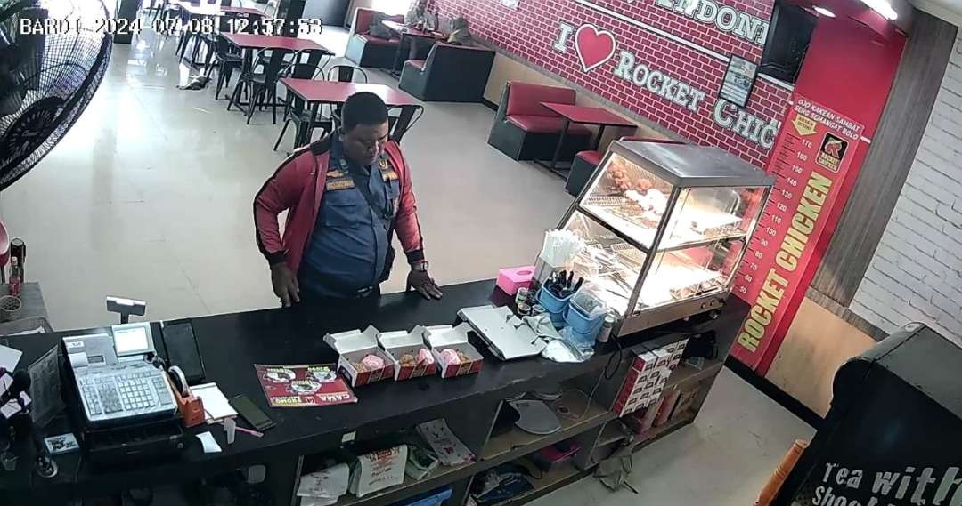 Petugas Damkar diduga pelaku mendatangi sebuah restoran di Kota Probolinggo. (Foto: tangkapan layar CCTV)