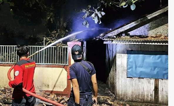 Anggota Damkar Situbondo memadamkan api membakar rumah kosong hendak disewakan.(Foto: Humas BPBD Situbondo)