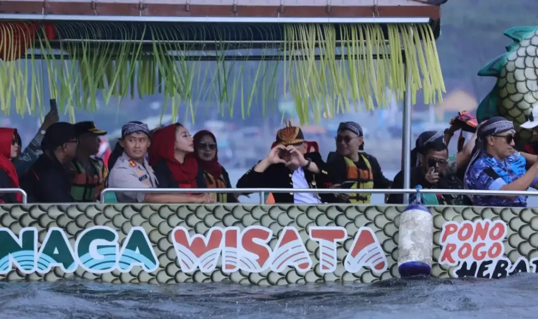 Bupati Ponorogi Sugiri Sancoko, di acara tumpeng besar bdilarung di Telaga Ngebel di acara Grebeg Suro pada Minggu 7 Juli 2024. (Foto: kominfo).