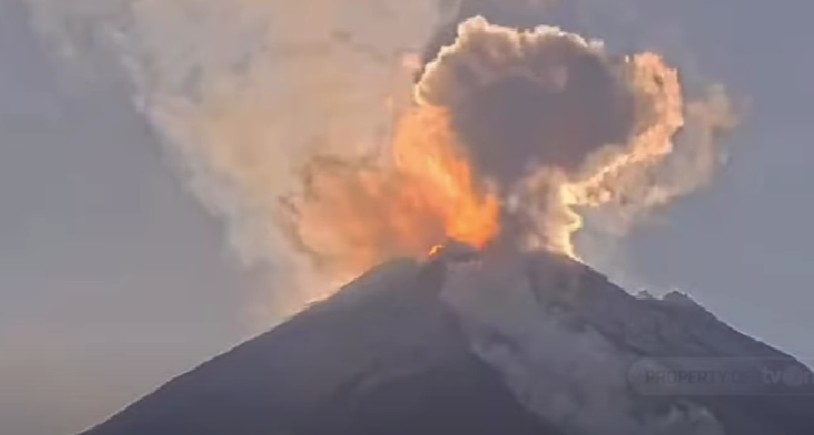 Gunung Api Semeru erupsi pada Senin 8 Juli 2024. (Foto: tangkapan layar)