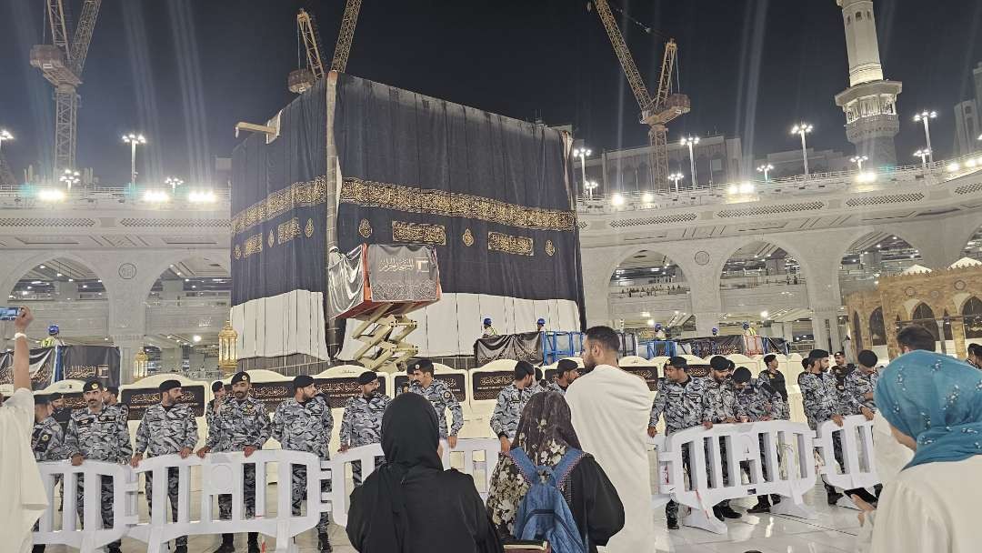 Sejak 1 Muharram 1444 H, Pemerintah Arab Saudi melakukan penggantian kiswah ka'bah. Sebelumnya pergantian kiswah ini dilakukan setiap 9 Dzulhijjah. (Foto: Dok MCH 2024)