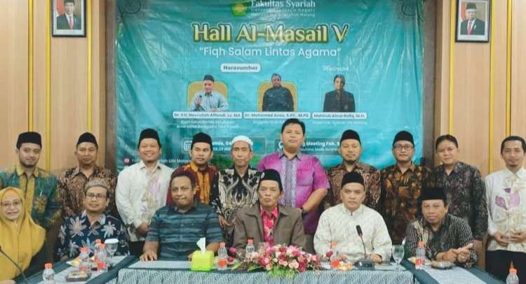 DR KH Nasrullah Afandi foto bersama usai memberikan materi dalam acara Hall Al-Masail V. (Foto: na for ngopibareng.id)