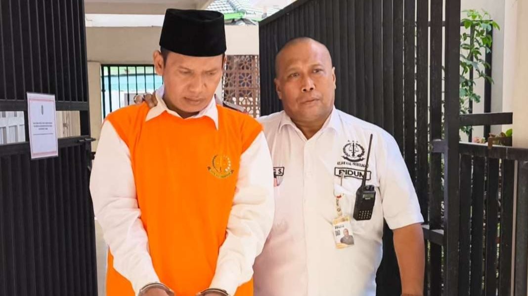 Sholehuddin, terdakwa pencabulan terhadap santriwatinya saat digiring ke ruang sidang. (Foto: Ikhsan Mahmudi/Ngopibareng.id)