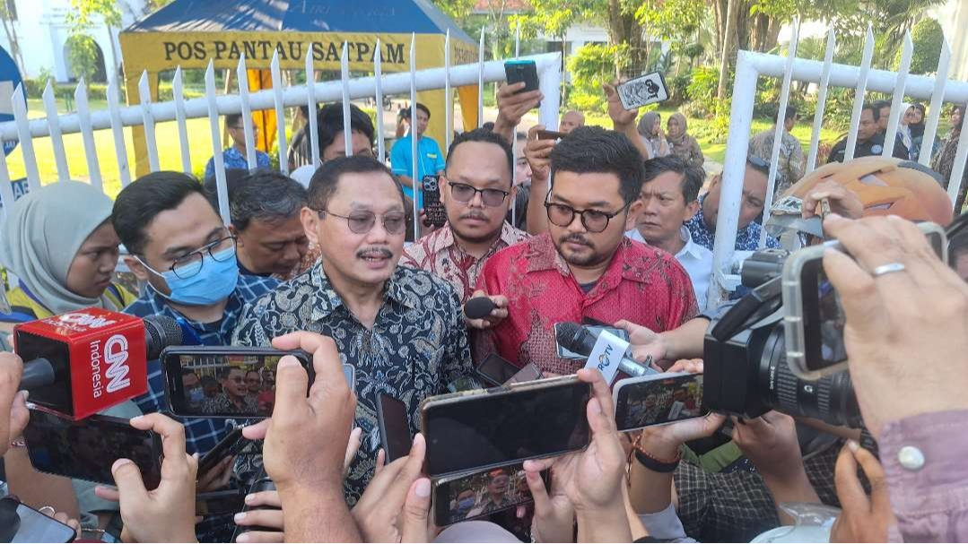 Belasan awak media yang mewawancarai Prof. Budi Santoso, Dekan FK Unair yang dicopot mendadak oleh Rektor Unair Prof. Mohammad Nasih, di pedestrian Jalan Prof. Dr. Moestopo, Gubeng, Surabaya. (Foto: Julianus Palermo/Ngopibareng.id)