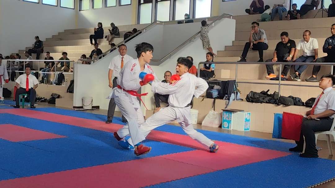 Karateka Jatim, Ignatius Joshua (kanan) saat uji tanding dengan Karateka Korea Selatan di Gedung Dojo Karate Dispora Jatim, Surabaya, Selasa 9 Juli 2024. (Foto: Fariz Yarbo/Ngopibareng.id)