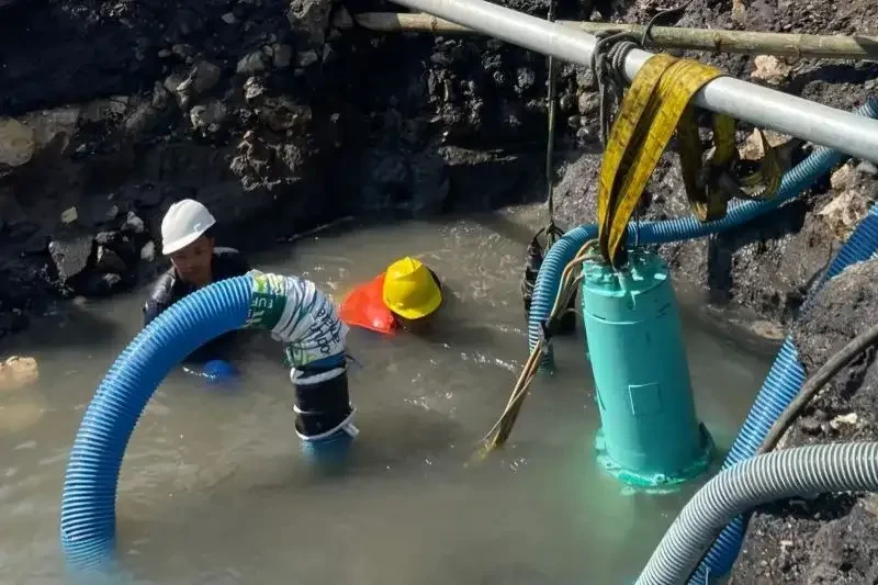 Proses pengerjaan pipa bocor berdiameter 450mm di dekat proyek pembangunan terowongan bawah tanah TIJ-KBS. (Foto: Istimewa)