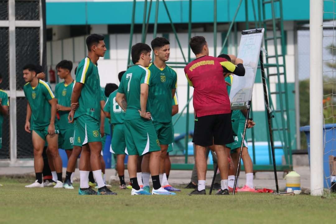 Pemain Persebaya menjalani latihan di Lapangan ABC Stadion Gelora Bung Tomo, Surabaya. (Foto: Fariz Yarbo/Ngopibareng.id)