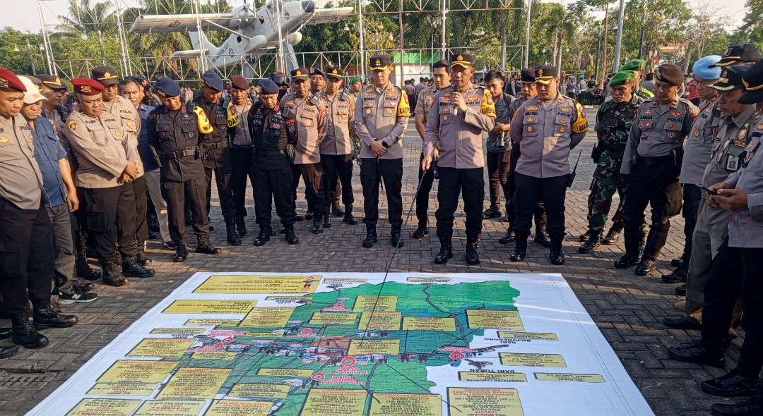 Pengarahan alokasi keamanan saat pengamanan pengesahan warga baru PSHT Cabang Lamongan. (Foto: Imron Rosidi/Ngooibareng.id)