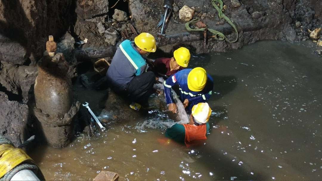 Pekerjaan perbaikan pipa bocor Perusahaan Daerah Air Minum (PDAM) Surya Sembada Kota Surabaya, akibat proyek terowongan Joyoboyo dan KBS, Selasa 9 Juli 2024. (Foto: X PDAM)