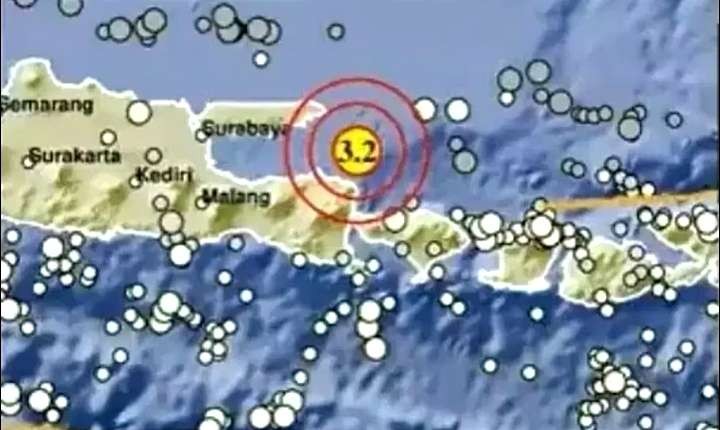 Lokasi pusat gempa 3,2 M Skala Richter di 62 km Timur Laut Situbondo dengan kedalaman 16 km  mengguncang Sirubondo, Senin 9 Juli 2024 sore. (Foto: Tangkapan Layar BMKG)