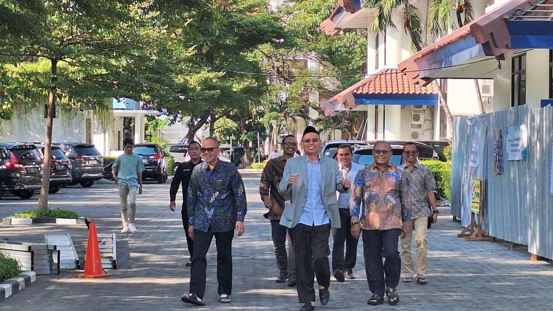 Rektor Universitas Airlangga Prof Mohammad Nasih bersama rombongan, saat hendak berjalan menuju Masjid Ulul Azmi melaksanakan ibadah shalat, sebelum melaksanakan konferensi pers terkait pengembalian Prof BUS sebagai Dekan FK Unair. (Foto: Julianus Palermo/Ngopibareng.id)