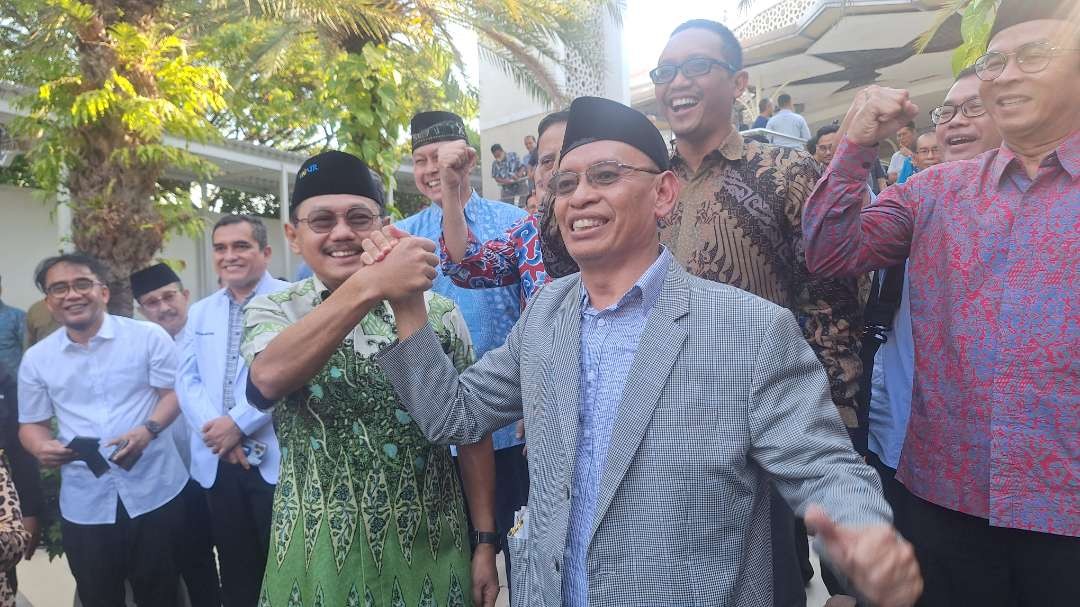 Prof. Budi Santoso (kiri memakai batik), Dekan FK Unair yang telah dipulihkan jabatannya kembali oleh Rektor Unair Prof Mohammad Nasih (kanan memakai jas abu-abu), di halaman Masjid Ulul Azmi, Kampus C Universitas Airlangga, Surabaya. (Foto: Julianus Palermo/Ngopibareng.id)