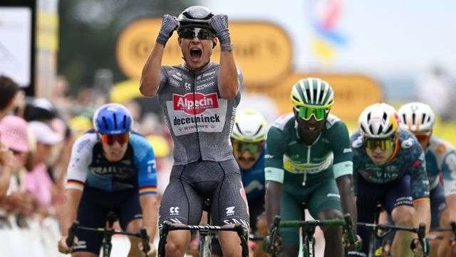 Jasper Philipsen (Alpecin-Deceuninck) berhasil menjadi juara satu di Tour de France etape 10. (Foto: Istimewa)