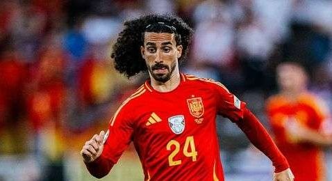 Gelandang Spanyol Marc Cucurella mendapat cemoohan dari pendukung Jerman selama laga semifinal antara Spanyol vs Prancis. (Foto: Instagram/@cucurella3)