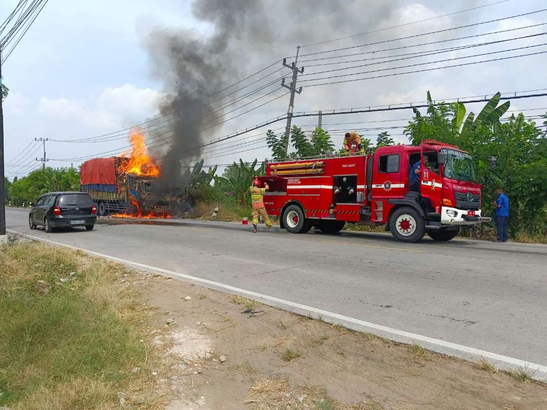 Kebakaran menyasar ke truk muatan mie di jalur nasional Bojonegoro-Cepu, tepatnya di Desa Ngulanan, Kecamatan Dander, Bojonegoro pada Rabu 10 Juli 2024. (Foto: dok. damkarmat)