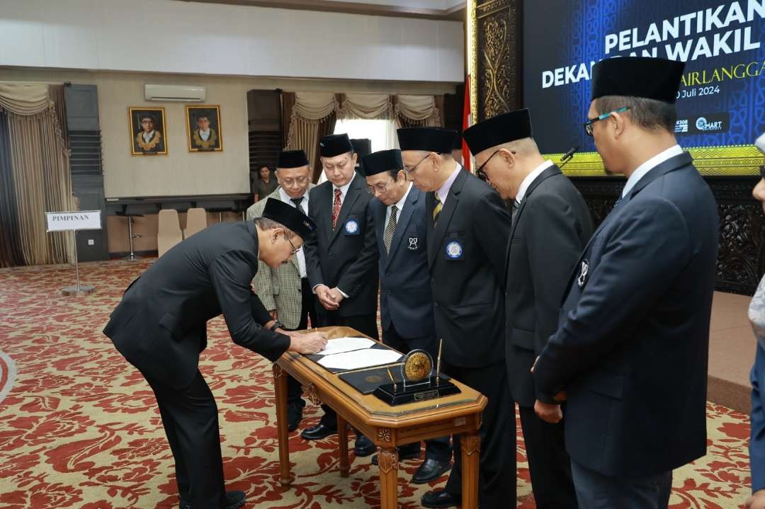 Prof. Budi Santoso, saat menandatangani pakta integritas ketika acara pelantikannya kembali sebagai Dekan FK Unair, Rabu 10 Juli 2024. (Foto: Humas Unair)