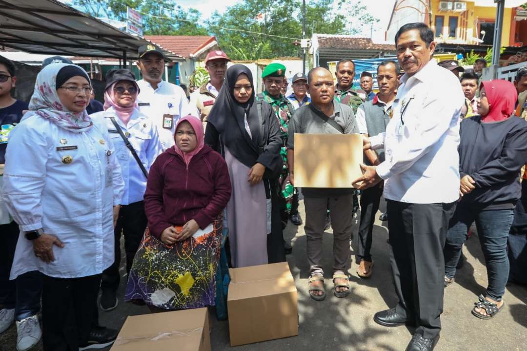 Pj Gubernur Jawa Tengah Nana Sudjana turun langsung ke lokasi memastikan korban sudah tertangani dengan baik. (Foto: Pemprov Jawa Tengah)