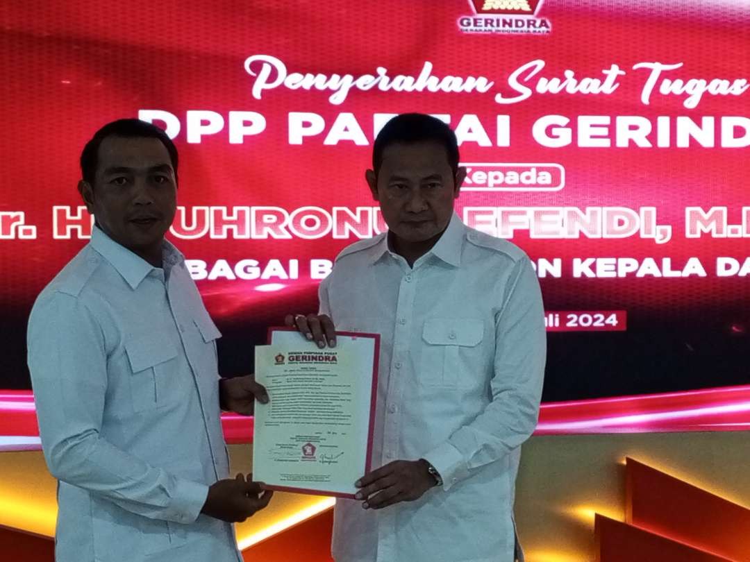 Sekretaris DPD Partai Gerindra Jawa Timur Kharisma Febriansyah menyerahkan surat tugas kepada Yuhronur untuk Pilkada Lamongan 2024 (Foto: Istimewa)