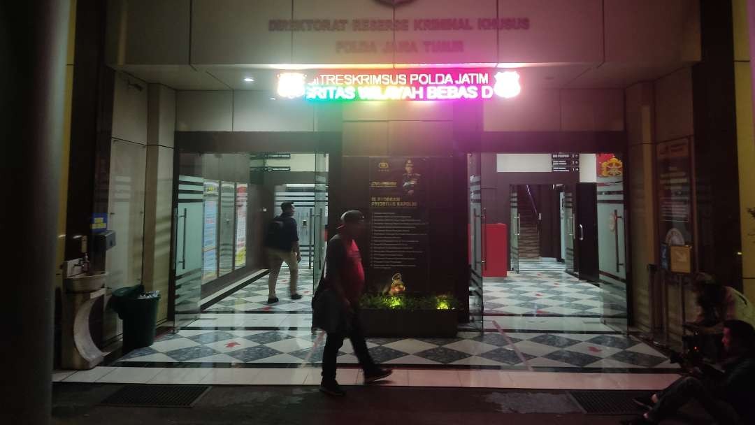 Suasana dapan gedung Ditreskrimsus Polda Jatim, Surabaya, Rabu 10 Juli 2024 malam. (Foto: Fariz Yarbo/Ngopibareng.id)