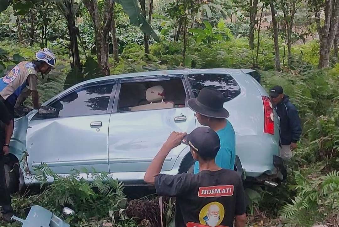 Mobil Avanza masuk jurang di jalur maut Pacet Mojokerto. (Foto Deni Lukmantara/Ngopibareng.id)