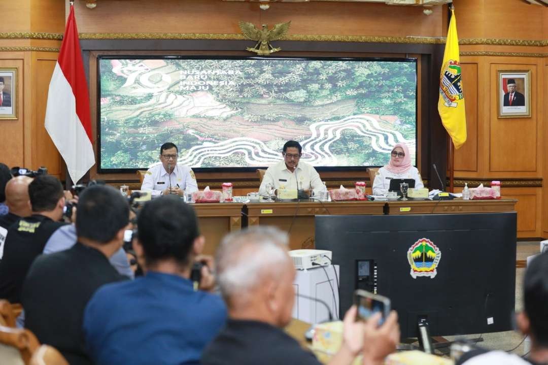 Pj Gubernur Jawa Tengah saat memberikan keterangan soal penganuliran peserta didik jalur prestasi karena menggunakan sertifikat marching band palsu. (Foto: Pemprov Jawa Tengah)