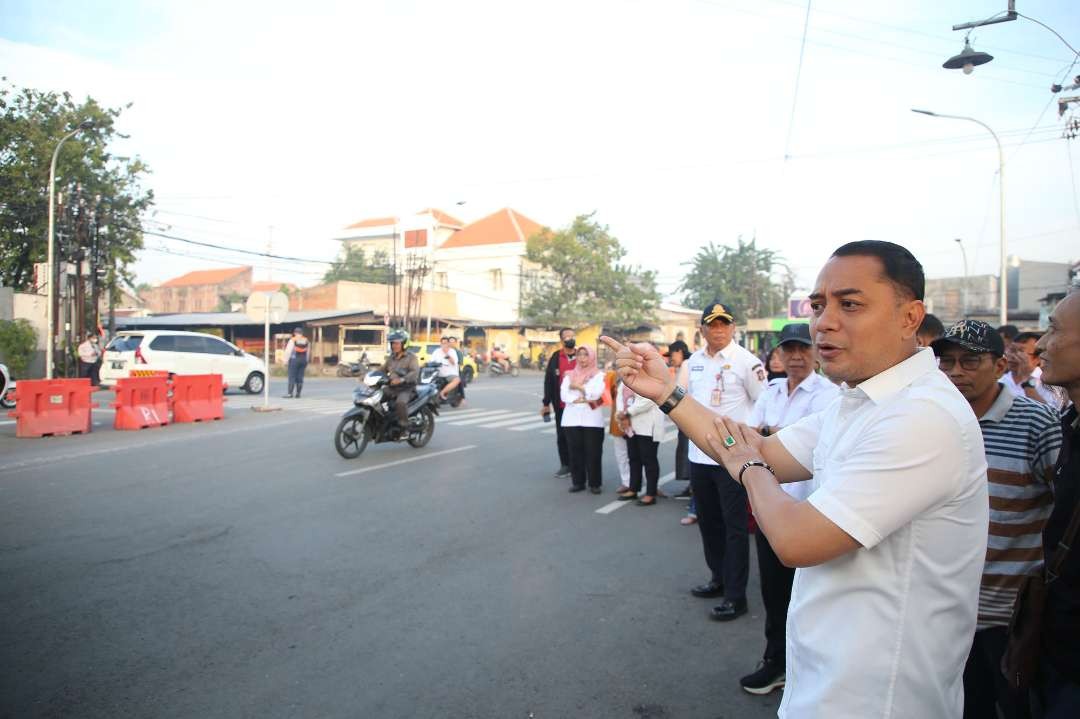 Walikota Surabaya Eri Cahyadi saat memantau Kawasan Simpang Lima Keputih, Kecamatan Sukolilo, yang telah bebas dari macet akibat pelebaran jalan yang dilakukan. (Foto: Humas Pemkot Surabaya)