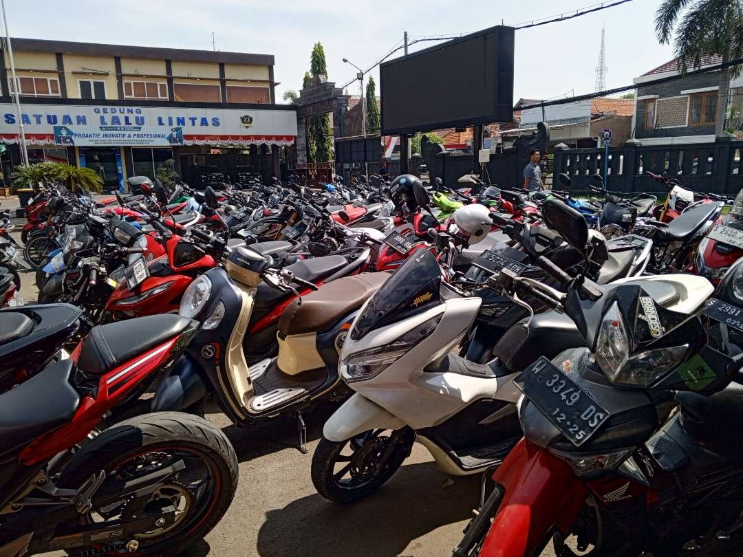 Puluhan motor diamankan polisi dari penggembira di luar acara pengesahan warga baru PSHT Lamongan, Jawa Timur. (Foto: Imron Rosidi/ngooibareng.id)