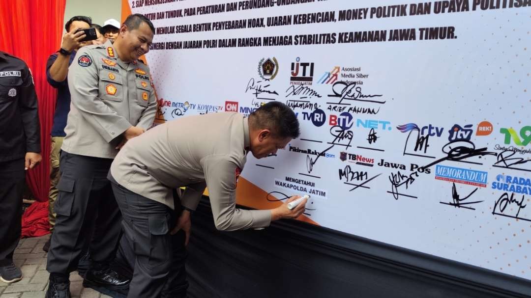 Wakapolda Jatim, Brigjen Pol Ahmad Yusep Gunawan menandatangani deklarasi Pilkada Serentak Aman dan Damai Wartawan Jatim 2024 di Mapolda Jatim, Surabaya, Rabu 10 Juli 2024. (Foto: Fariz Yarbo/Ngopibareng.id)