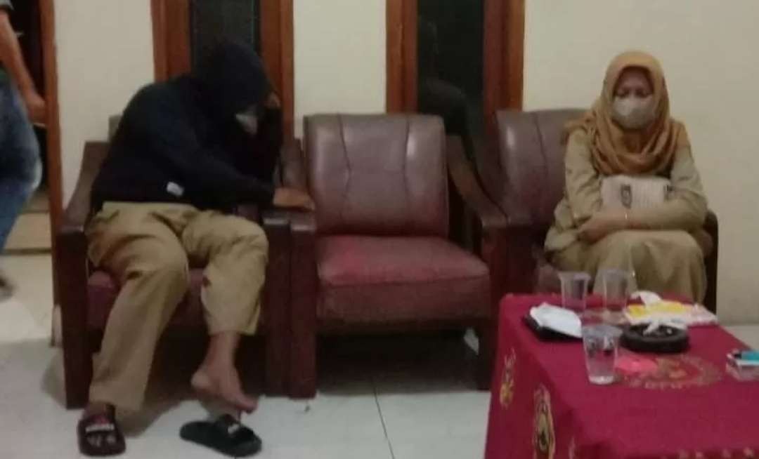 Oknum PNS dan honorer Pemkab Mojokerto saat digerebek suaminya. (Foto: Istimewa)