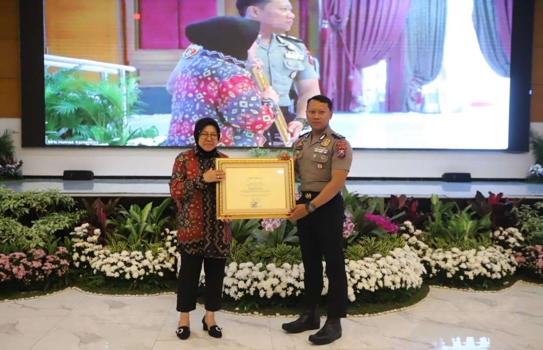 Penghargaan diserahkan langsung oleh Menteri Sosial (Mensos) Tri Rismaharini di Gedung Aneka Bhakti Kemensos, Senin 8 Juli 2024. (Foto: Istimewa)