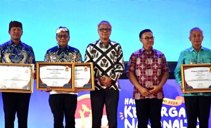 Pj Bupati Bondowoso, Bambang Soekwanto (dua dari kiri) menerima piagam penghargaan dari BKKBN Jatim dalam puncak Harganas 2024 Jatim di Surabaya.(Foto: Humas Prokopim Bondowoso)