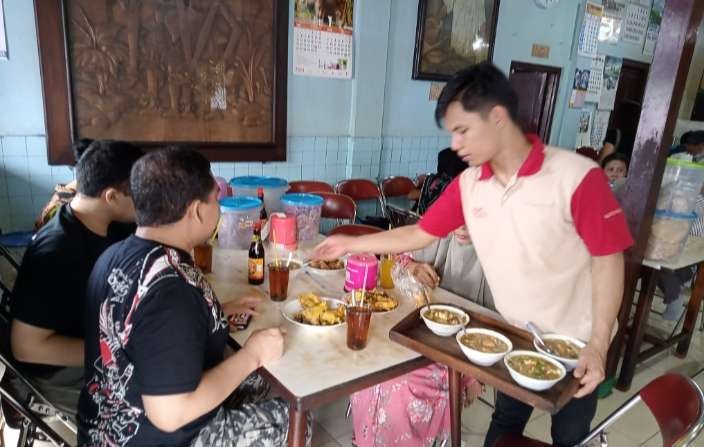 Menikmati lezatnya Soto Kadipiro Yogya yang legendaris, berdiri sejak tahun 1928 (Foto: Asmanu Sudarso/Ngopibareng.id)