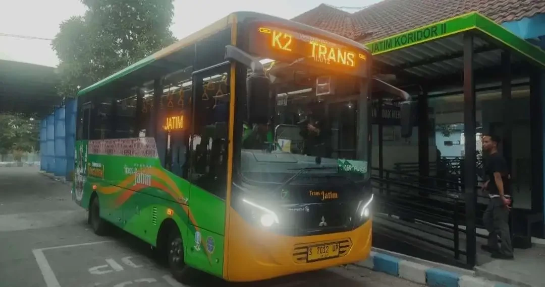 Bus Trans Jatim Koridor 2 menjemput penumpang di halte Terminal Kertajaya.(Foto Deni Lukmantara/Ngopibareng.id)