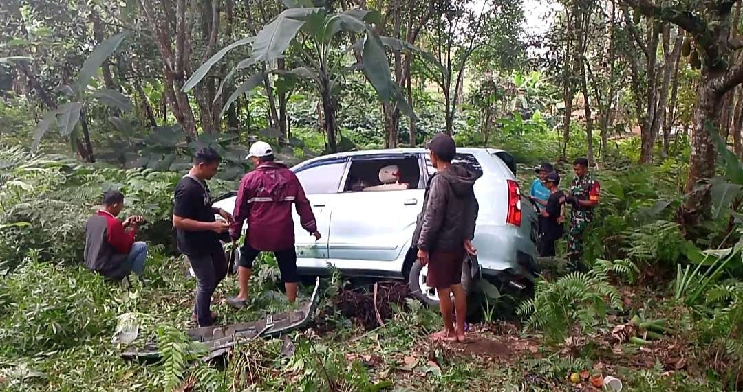 Proses evakuasi mobil rombongan asal Surabaya masuk jurang.(Foto: Deni Lukmantara/Ngopibareng)