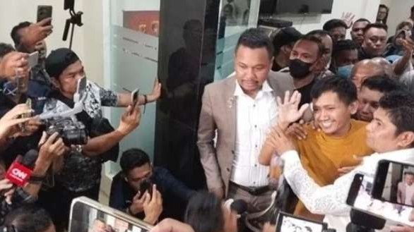 Pegi Setiawan melambaikan tangan, setelah bebas dari status tahanan Polda Jabar, Senin 8 Juli 2024. (Foto: Istimewa)