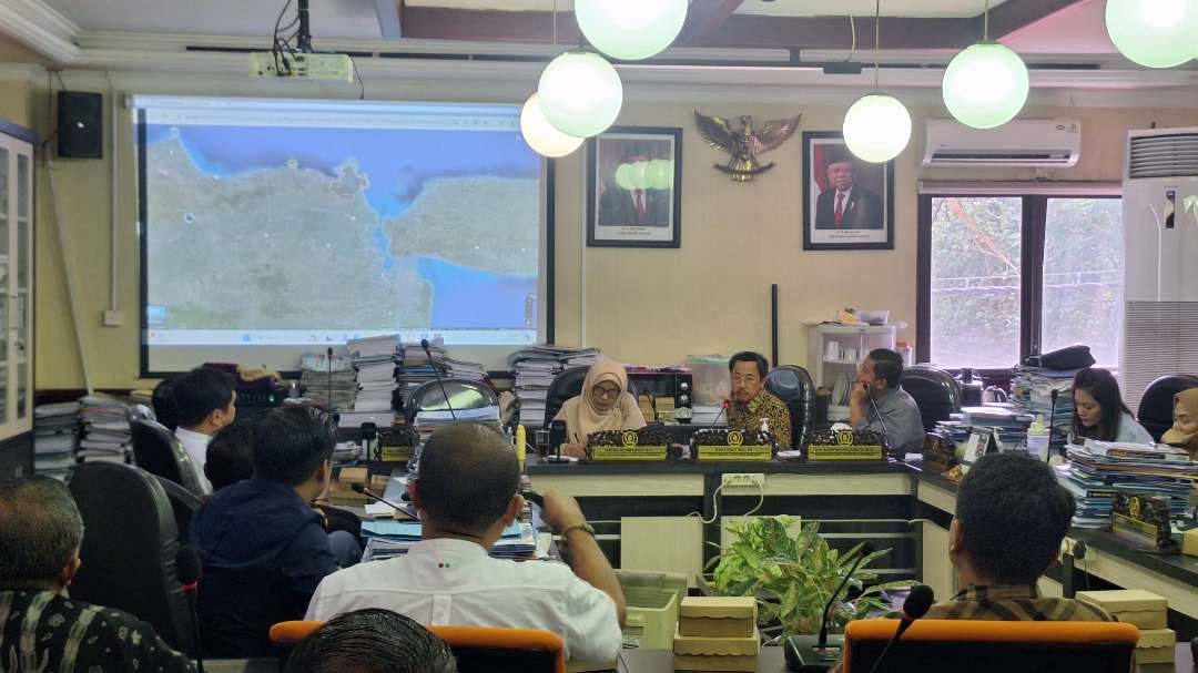 Suasana rapat dengar pendapat antara Komisi C DPRD Kota Surabaya dengan Masyarakat pesisir, aktivis lingkungan hidup, dan akademisi tentang PSN. (Foto: Julianus Palermo/Ngopibareng.id)