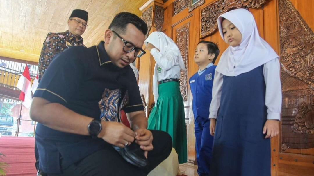 Pj Walikota Mojokerto berikan bantuan paket perlengkapan sekolah secara simbolis. (Foto: Deni Lukmantara/Ngopibareng.id)