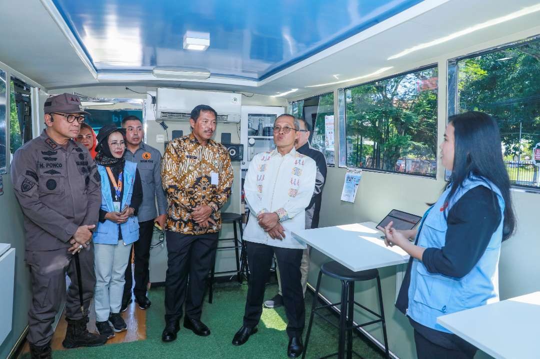 Penjabat (Pj) Gubernur Jateng, Nana Sudjana (batik) bersama Wakil Ketua KPK, Alexander Marwata (baju putih) saat melihat roadshow Bus KPK yang hadir di Taman Indonesia Kaya, Kota Semarang pada 11 sampai 14 Juli 2024.  (Foto: Pemprov Jawa Tengah)