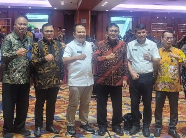 Bupati Jember Hendy Siswanto berfoto bersama usai pembahasan Ranperda RTRW bersama Dirjen Tata Ruang Kementerian ATR/BPN, di Jakarta (Foto: Istimewa)