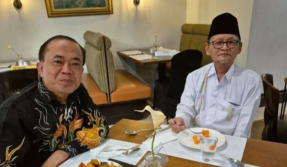 Dua tokoh Jawa Timur, Coach Dr Imam Muhajirin Elfahmi asal Malang dan Budayawan D.Zawawi Imron. (Foto: yus for ngopibareng.id)