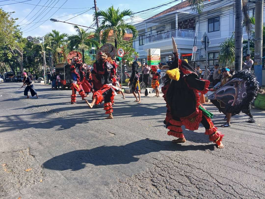 Aktivis Forlak main seni reog, saat gelar aksi damai di depan Kantor Kejaksaan Negeri Lamongan (Foto :Imron Rosidi/ngopibareng.id)