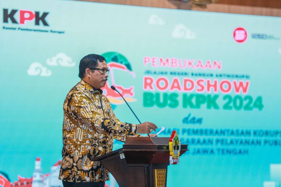 Penjabat Gubernur Jawa Tengah Nana Sudjana Nana saat membuka Roadshow Bus KPK dan Rakor Pemberantasan Korupsi terkait Penyelenggaraan Pelayanan Publik Provinsi Jawa Tengah di Gedung Gradhika Bhakti Praja, Semarang, Kamis, 11 Juli 2024. (Foto: Pemprov Jawa Tengah)