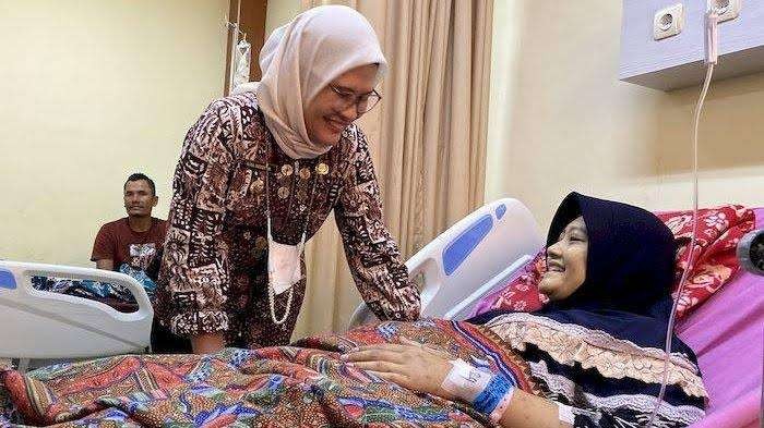 Bupati Indramayu Nina Agustina mengunjungi ibu dan bayi kembar lima, Selasa 9 Juli 2024. (Foto: Istimewa)