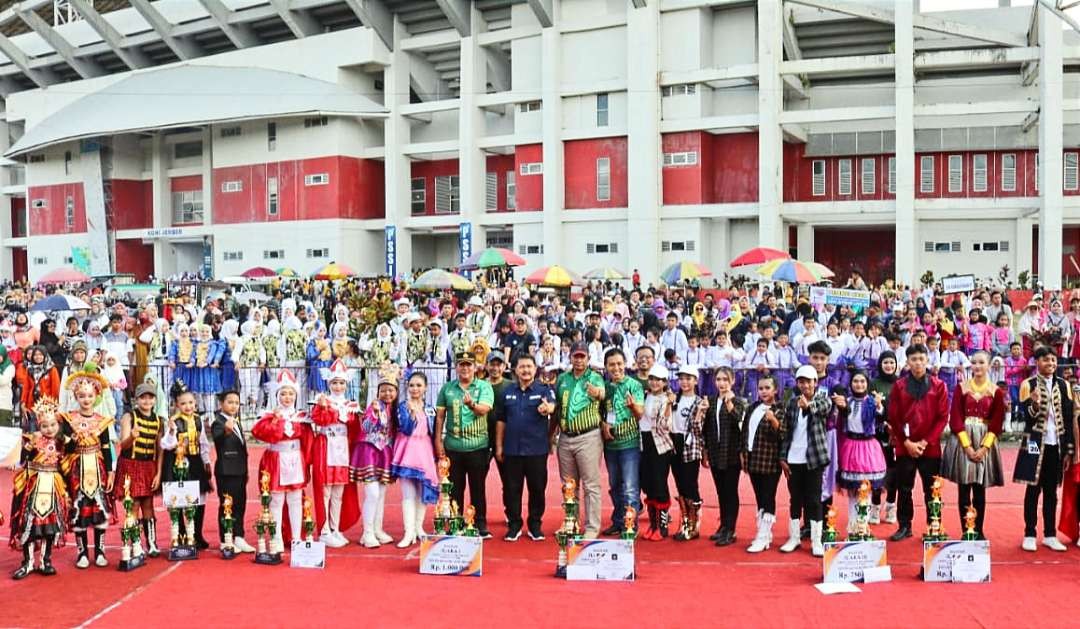 Kepala Dispora Jember Edy Budi Susilo berfoto bersama dengan para peserta festival drum band bupati cup (Foto: Dok Diskominfo Jember)