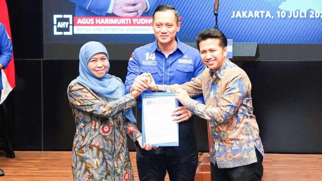 Ketua Umum Partai Demokrat, Agus Harimurti Yudhoyono (AHY), menyerahkan Surat Keputusan (SK) Rekomendasi untuk mengusung Khofifah Indar Parawansa dan Emil Elestianto Dardak sebagai calon Gubernur dan calon Wakil Gubernur Jawa Tengah untuk Pilkada 2024. (Foto: Istimewa)