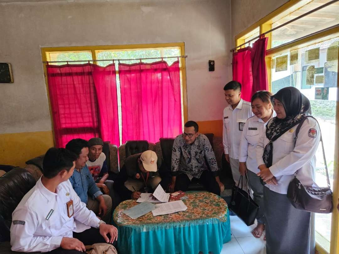 Salah satu Komisioner KPU Banyuwangi, Edy Saiful Anwar melakukan monev proses coklit (foto : istimewa)