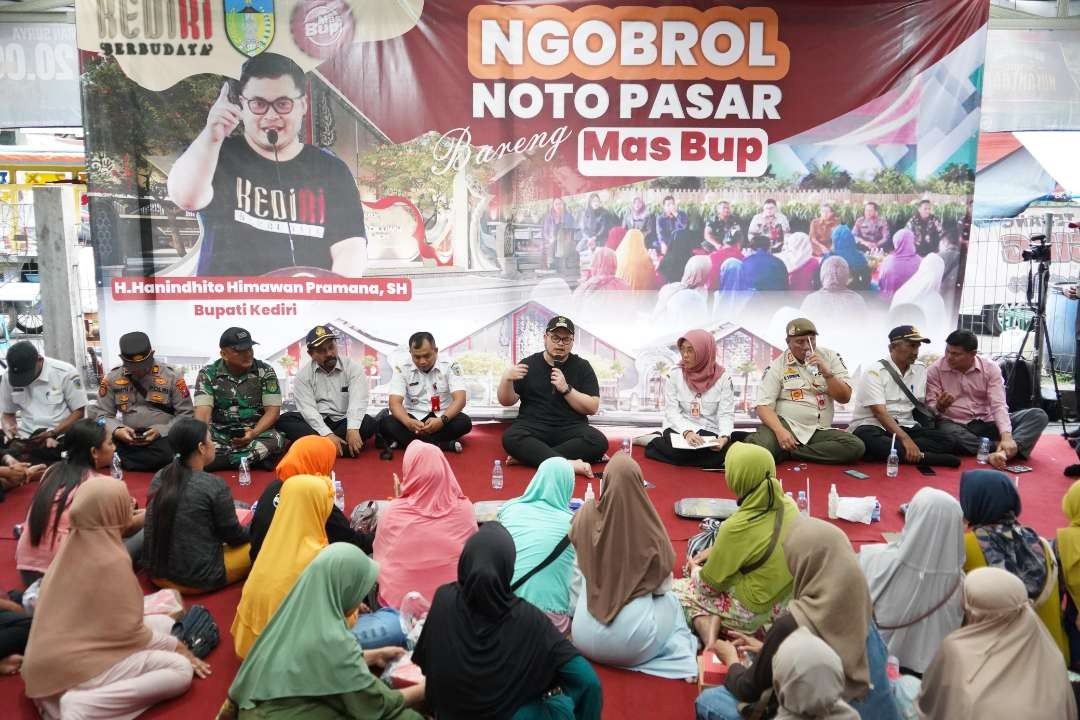 Relokasi Pasar Kandangan, Mas Dhito ajak dialog pedagang. (Foto: Istimewa)