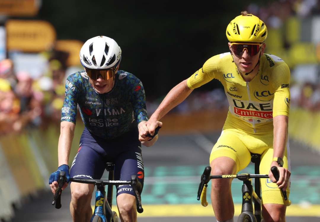 Jonas Vingegaard (kiri) dan Tadej POgacar (kanan) usai melewati garis finis di Tour de France etape 11. (Foto: Istimewa)