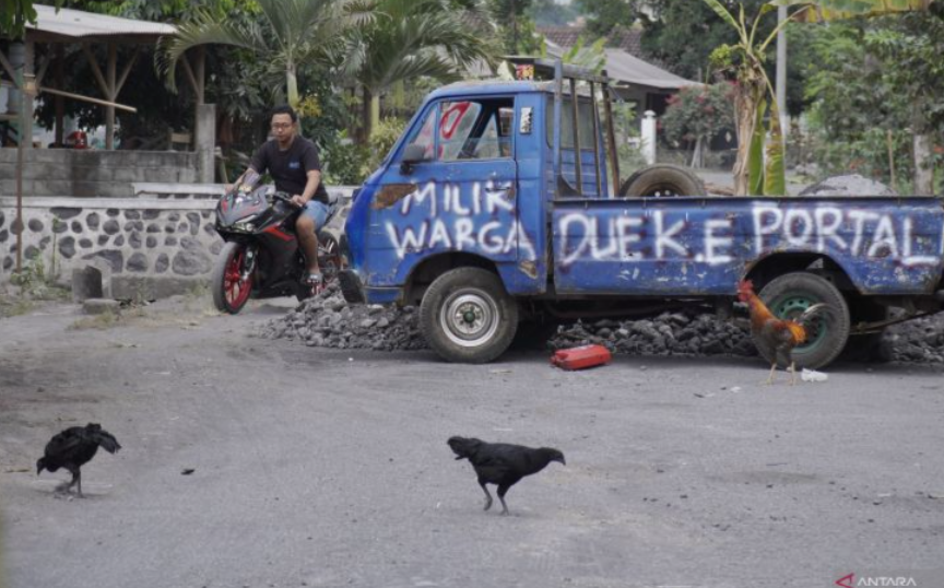 Foto aksi blokade jalan rusak di Desa Condro, Kecamatan Pasirian, Lumajang banyak muncul di media massa. Menuntut perbaikan. (Foto: Ant)