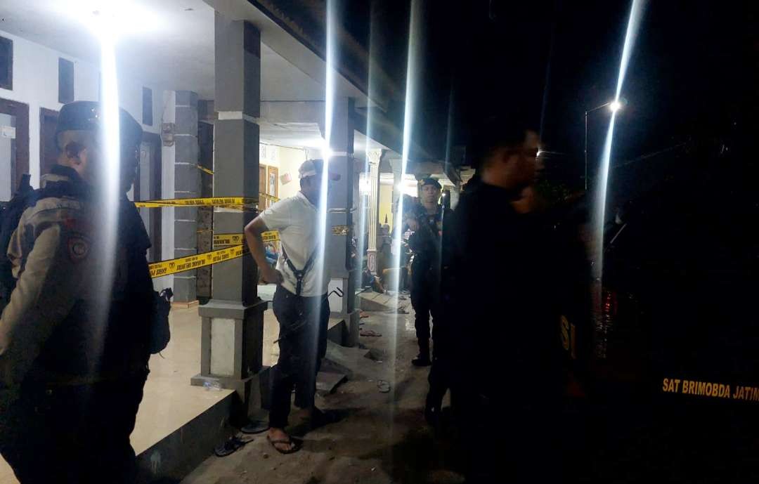 Polisi saat menggerebek rumah kontrakan yang dihuni bandar dan pengedar narkoba (Foto: Dok Polsek Puger)